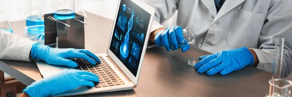 Engagierte Wissenschaftlergruppe Die Fortschrittlicher Computersoftware Für Die Biotechnologie Arbeitet Dna — Stockfoto