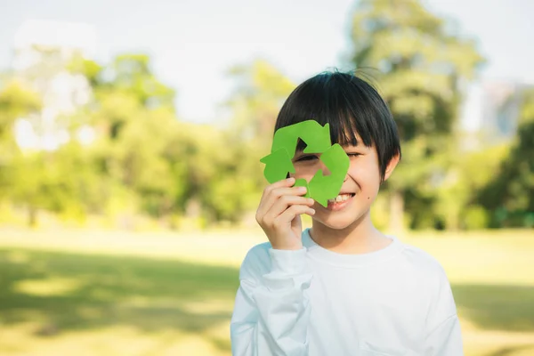 Jovem Asiático Alegre Segurando Símbolo Reciclagem Luz Dia Parque Verde — Fotografia de Stock