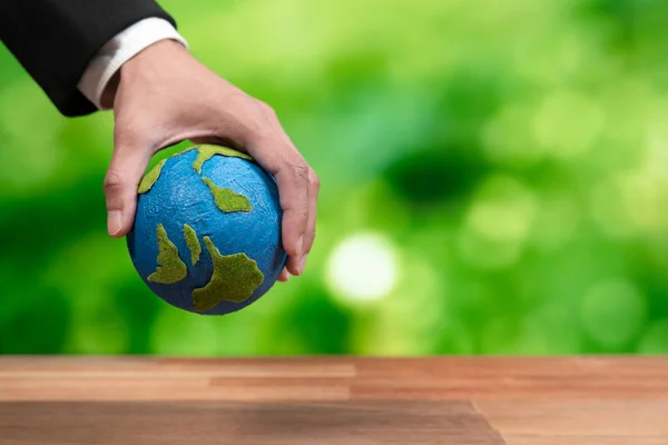 Empresário Detém Terra Papel Como Símbolo Consciência Eco Ambiental Para — Fotografia de Stock