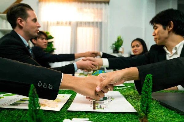Apertando Mão Entre Parceria Negócios Verdes Sobre Mesa Reuniões Depois — Fotografia de Stock