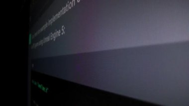 LED ekranında gerçek zamanlı yapay zeka ile hareket eden kodlama hareketinin makro çekimini kapat, yazılım geliştirme için gelişmiş yapay zeka bilgisini optimizasyon, hata ayıklama ve kodlama ile göster.