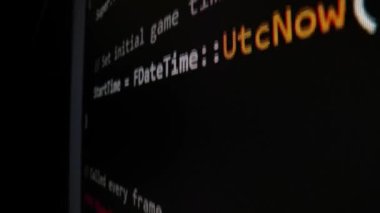 LED ekranında gerçek zamanlı yapay zeka ile hareket eden kodlama hareketinin makro çekimini kapat, yazılım geliştirme için gelişmiş yapay zeka bilgisini optimizasyon, hata ayıklama ve kodlama ile göster.