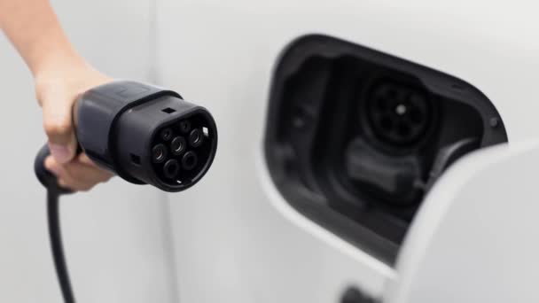 焦点カメラの前で指摘するEv充電器は 未来的なスマートデジタルEvバッテリステータスホログラムを表示します 持続可能な電力のための代替エネルギーを使用してEv車の充電器 Peruse — ストック動画