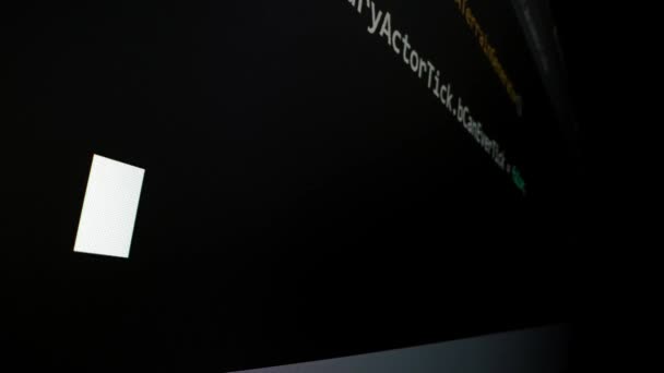 Крупним Планом Макроскопічний Рух Скрипту Кодування Рухається Світлодіодному Екрану Генерованим — стокове відео