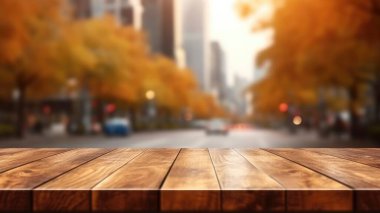 Sonbaharda iş bölgesinin ve ofis binasının bulanık arka planına sahip boş ahşap masa. Coşkulu resim.
