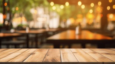 Restoranın bulanık arka planına sahip boş tahta masa. Coşkulu resim.