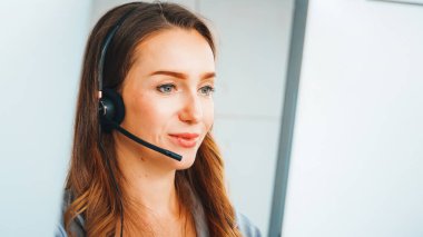 Ofiste çalışan kulaklık takan işadamları uzak müşteri ya da meslektaşlarını desteklemek için çalışıyorlar. Çağrı merkezi, tele pazarlama, müşteri destek acentesi telefon görüşmesinde hizmet sağlıyor. Jivy