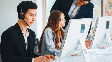 Ofiste çalışan kulaklık takan işadamları uzak müşteri ya da meslektaşlarını desteklemek için çalışıyorlar. Çağrı merkezi, tele pazarlama, müşteri destek acentesi telefon görüşmesinde hizmet sağlıyor. Jivy