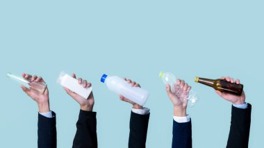 İş adamlarının elleri izole edilmiş arka planda çöpleri tutuyor. Eko-iş, kurumsal sorumlulukta atık politikasını geri dönüştürüyor. Sürdürülebilirlik ortamı için yeniden kullan, azalt ve geri dönüştür. Antika