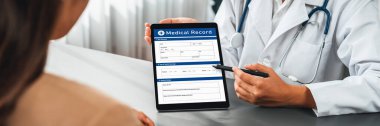 Doktor, doktor kliniğinde genç hastalara destek olurken ve el ele tutuşurken tablet ve şefkat dolu sağlık hizmetleri danışmanlığı hakkında tıbbi teşhis raporu göster. Neoterik