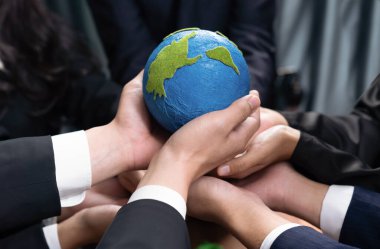 Üst düzey iş adamları, Dünya 'yı kurtarmak için CO2 salınımını azaltmak suretiyle çevresel koruma için ekolojik düzenlemeden yararlanmak amacıyla sinerjide bir arada tutuyorlar. Antika