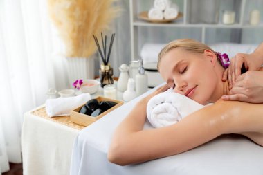 Kafkasyalı kadın müşteri stres önleyici spa masajının keyfini çıkarıyor ve lüks otel ya da oteldeki gündüz açık ortam güzellik salonunda güzellik teniyle eğleniyor. Sessiz.