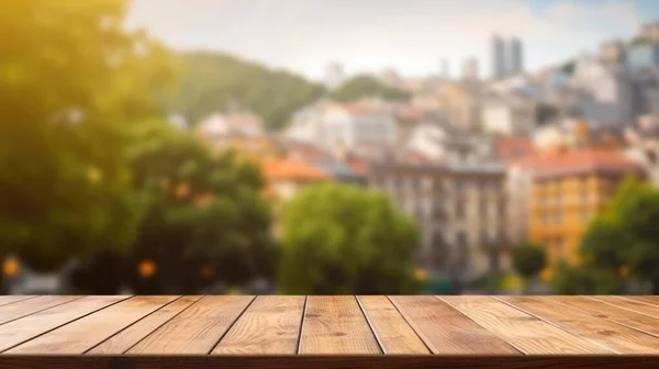 ヨーロッパの通りの背景がぼやけている空の木製のテーブルの上 優れた画像 — ストック写真