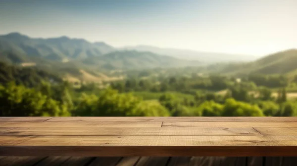 那空荡荡的木制桌子顶部 背景模糊 是纳帕山的风景 令人振奋的图像 — 图库照片