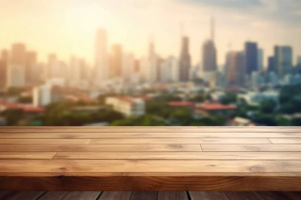 空の木製のテーブルの上の都市の背景をぼかす 優れた画像 — ストック写真
