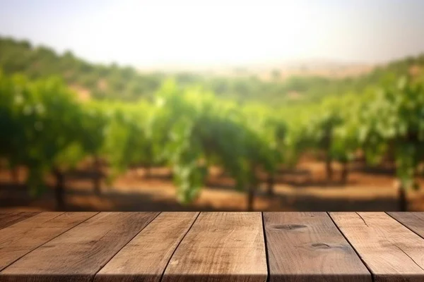 空の木製のテーブルの上には ブドウ畑の背景をぼかす 優れた画像 — ストック写真