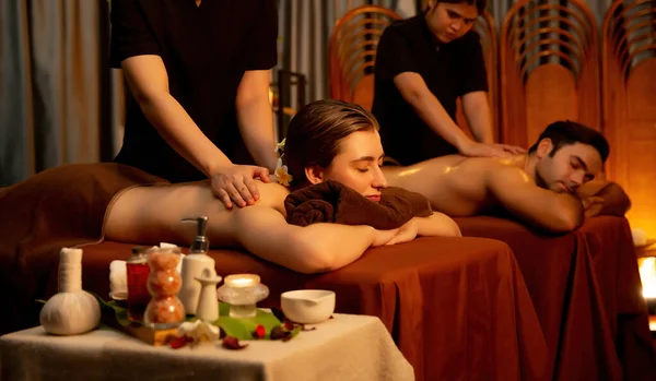 Client Coppia Caucasica Godendo Rilassante Massaggio Spa Stress Coccole Con — Foto Stock