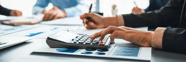 Wirtschaftsprüfer Und Buchhalter Arbeiten Büro Analysieren Finanzdaten Und Buchhaltung Mit — Stockfoto