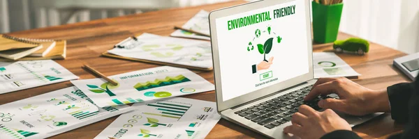 Biznesmen Zielonej Firmie Korporacyjnej Planuje Ekologiczny Ekologiczny Konserwatywny Aby Zmniejszyć — Zdjęcie stockowe