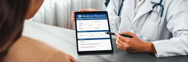 Lægen Viser Medicinsk Diagnose Rapport Tablet Giver Medfølende Sundhedspleje Konsultation - Stock-foto