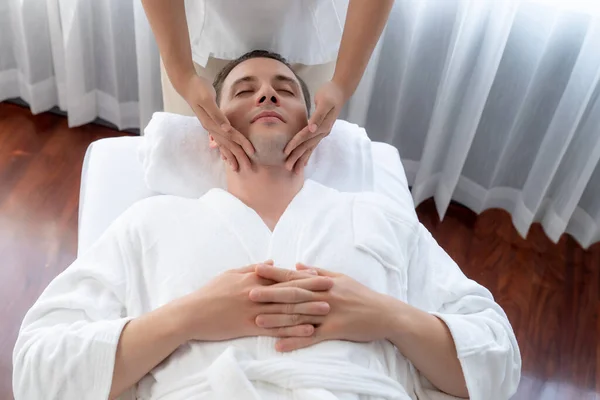 Vit Man Njuter Avslappnande Stress Huvud Massage Och Bortskämd Ansiktsbehandling — Stockfoto