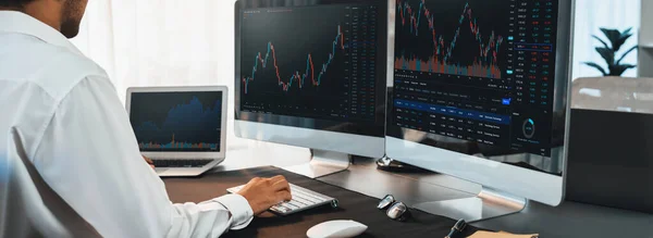 Investidor Negociação Ações Monitorando Gráfico Dados Financeiros Dinâmicos Para Comércio — Fotografia de Stock