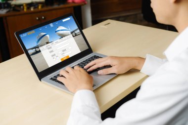 Online uçuş rezervasyon sitesi mod rezervasyon sistemi sağlar. Seyahat teknolojisi kavramı .