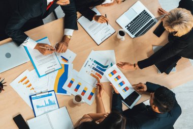 İş adamları grup toplantısı ofiste yukarıdan çekildi. İş kadınları, iş adamları ve ofis çalışanları toplantı masasında proje planlama belgeleriyle takım konferansında çalışıyorlar. Jivy