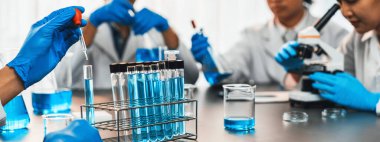 Kendini adamış bir grup bilim adamı kimyasal deneyler ve tıp laboratuarında aşı ilacı veya antibiyotiği geliştirmek için çığır açan bir araştırma yürütüyorlar. İlaç ve biyokimya laboratuvarı. Neoterik