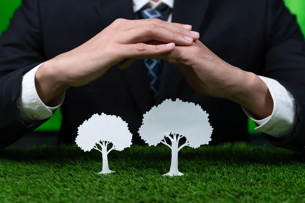 Бізнесмен Який Тримає Значок Дерева Символізує Екологічно Чисту Ділову Корпорацію — стокове фото