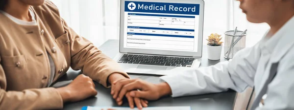 Læge Viser Medicinsk Diagnose Rapport Bærbare Computer Giver Medfølende Sundhedspleje - Stock-foto