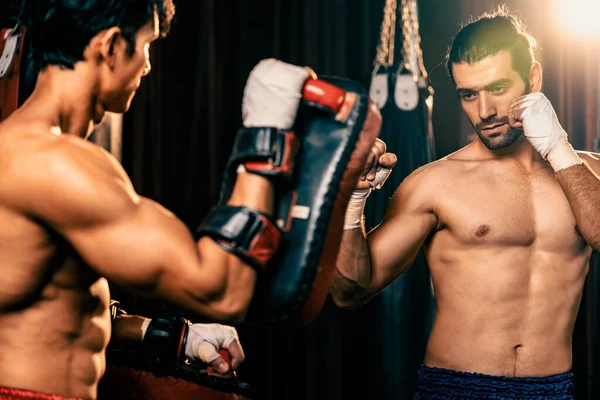 Boxeador Asiático Caucásico Muay Thai Desata Ponche Feroz Sesión Entrenamiento —  Fotos de Stock