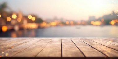 Sahildeki tatil köyünün bulanık arkaplanlı boş ahşap masa üstü. Coşkulu resim.