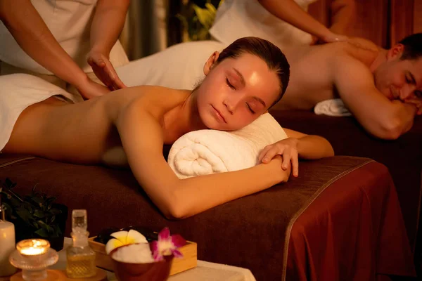 Kaukasische Paar Kunden Genießen Entspannende Stress Wellness Massage Und Verwöhnen — Stockfoto
