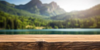 Göller Dağı 'nın arka planının bulanık olduğu boş ahşap masa. Coşkulu resim.