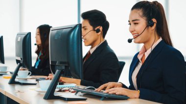 Ofiste çalışan kulaklık takan işadamları uzak müşteri ya da meslektaşlarını desteklemek için çalışıyorlar. Çağrı merkezi, tele pazarlama, müşteri destek acentesi telefon görüşmesinde hizmet sağlıyor. Jivy