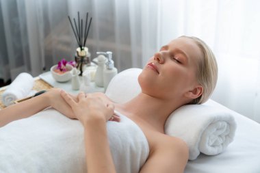 Kafkasyalı kadın müşteri stres önleyici spa masajının keyfini çıkarıyor ve lüks otel ya da oteldeki gündüz açık ortam güzellik salonunda güzellik teniyle eğleniyor. Sessiz.