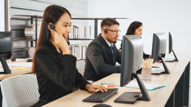 Ofiste çalışan kulaklık takan işadamları uzak müşteri ya da meslektaşlarını desteklemek için çalışıyorlar. Çağrı merkezi, tele pazarlama, müşteri destek acentesi telefon görüşmesinde hizmet sağlıyor. Jivy