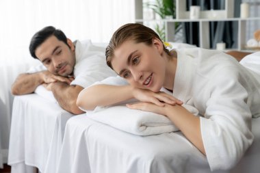 Kafkas çift müşterisi stres önleyici spa masajının keyfini çıkarıyor ve lüks otel veya oteldeki gündüz açık hava ortamında güzellik teniyle eğleniyor. Sessiz.