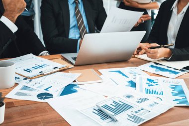 Ofis masasındaki finansal veri raporlarını analiz eden çeşitli bir grup iş analisti. Stratejik pazarlama planlaması için iş istihbarat analizine göre grafikler ve grafikler.