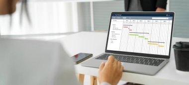 Ekip projesinin zaman çizelgesini gösteren bilgisayar ekranında, modern iş projesi yönetimi için proje planlama yazılımı