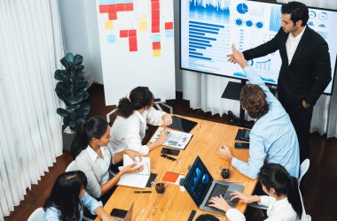 Toplantı masasındaki finansal veri raporlarını analiz eden çeşitli iş analist gruplarının geniş görüşü. İş zekası analizine göre çizelge ve grafik paneli. Çok titiz.