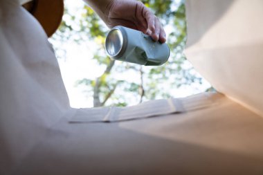 Temizlik günü konsepti, çevre işleriyle uğraşan şirket gönüllüleri çöp kutusuna çöp, geri dönüşümlü ve ESG ilkeli sürdürülebilir temiz çevre için atık yönetimi geri dönüşümü koydu. Döngü