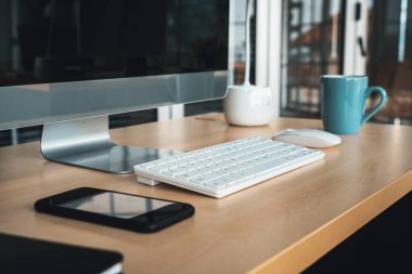 Küçük modern ofisteki ya da evdeki masadaki klavye bilgisayarını kapat. Modaya uygun bir iç mekan. Jivy