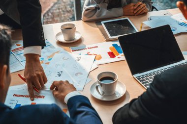 Zeki iş adamı ve iş kadını modern ofis içinde grup toplantılarında konuşuyorlar. İş ortaklığı stratejik planlama ve iş arkadaşlarının beyin fırtınası. Jivy