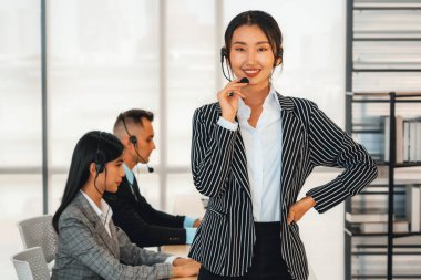 Ofiste çalışan kulaklık takan işadamları uzak müşteri ya da meslektaşlarını desteklemek için çalışıyorlar. Çağrı merkezi, tele pazarlama, müşteri destek acentesi telefon görüşmesinde hizmet sağlıyor. Jivy