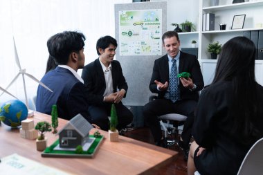 Bir grup iş adamı, sürdürülebilir ve alternatif güç kullanan çevre dostu EV otomobil için elektrikli otomobil şirketleri toplantısında stratejik pazarlamayı tartışıyor ve daha yeşil bir geleceğe katkıda bulunuyor. Antika