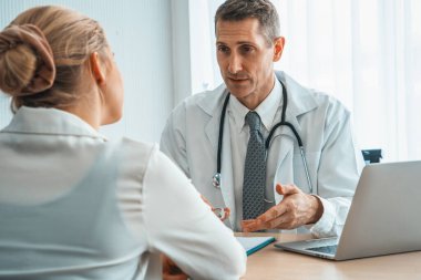 Profesyonel üniformalı doktor hastanedeki ya da klinikteki hastayı muayene ediyor. Sağlık, tıbbi ve doktor servis konsepti. Jivy