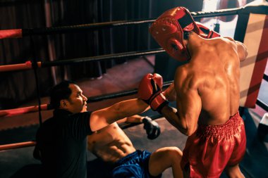 Boks hakemi müdahale ediyor, rakibini kontrol etmek için dövüşü durduruyor. Hakemle yapılan yoğun ve şiddetli boks maçı boksör dövüşçülerinin güvenliğini sağlıyor. Impetus