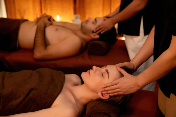 Par Kunde Nyder Afslappende Stress Hoved Massage Forkælelse Ansigts Skønhed - Stock-foto